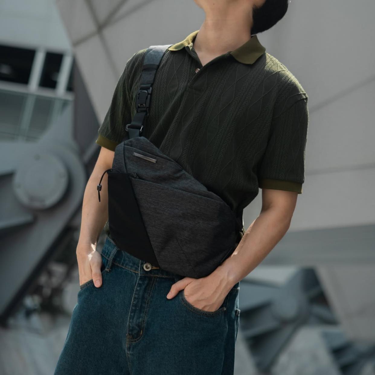 NIID FINO V Ultra‑slim Tech Sling Gray Shadow Grid lightweight crossbody chest pack for men, modern city outdoor lifestyle shot