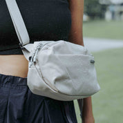 NIID NEO Nomad 4L Sling Bag‑N1 Pearly Gray unisex waterproof lightweight crossbody sling bag, outdoor water‑droplet demonstration, 4L EDC everyday chest bag