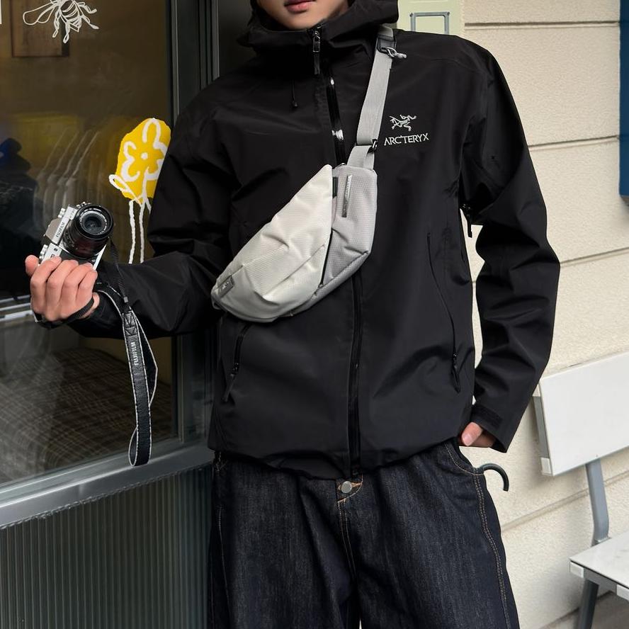 Real‑customer lifestyle shot of NIID Radiant R2 modular sling bag Diamond Grid Gray worn on chest, paired with vintage film camera. Showcases stylish everyday carry aesthetic for street photography, city strolls and casual outdoor outings.