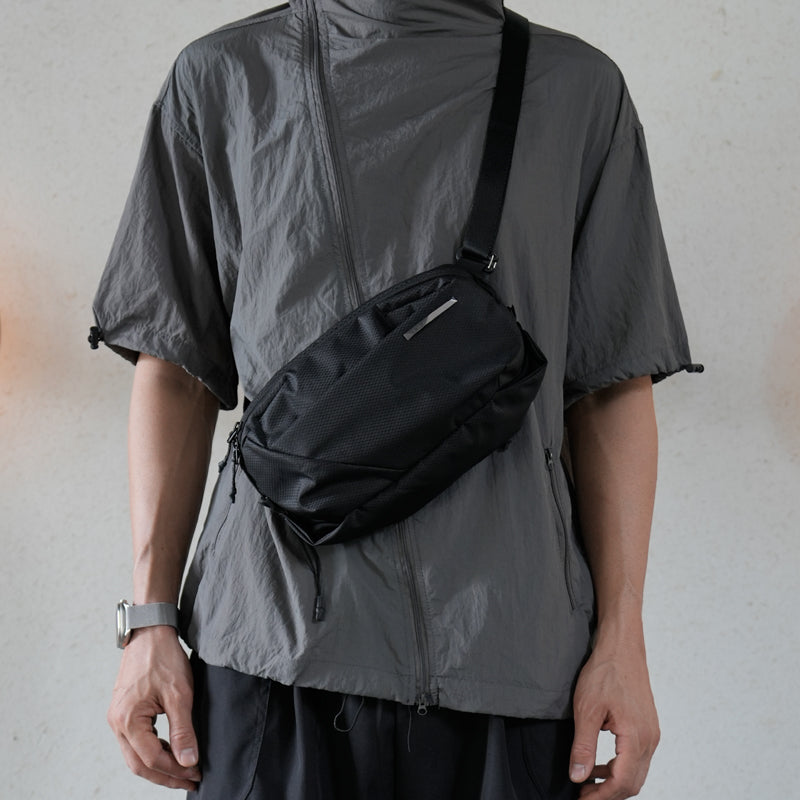 NIID NEO Nomad 4L Sling Bag‑N1 Diamond Grid Black, model wearing crossbody sling bag for everyday carry